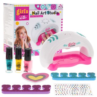 Nail art kit with accessories