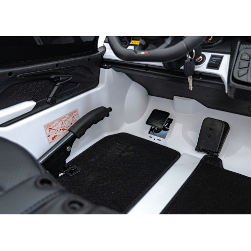 Lamborghini Revuelto XL STRONG White vehicle