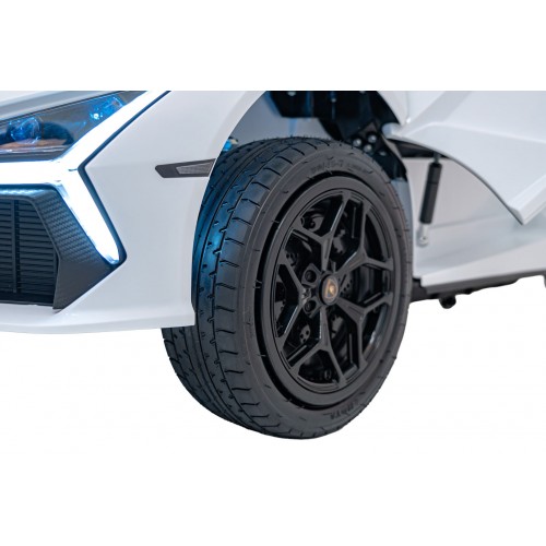 Lamborghini Revuelto XL STRONG White vehicle