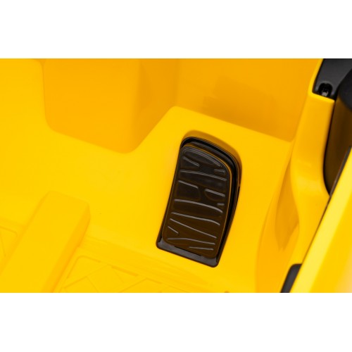 Vehicle Mercedes Benz AMG CLE 53 Yellow