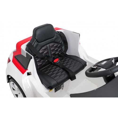 Vehicle Audi RS6 Avant GT White