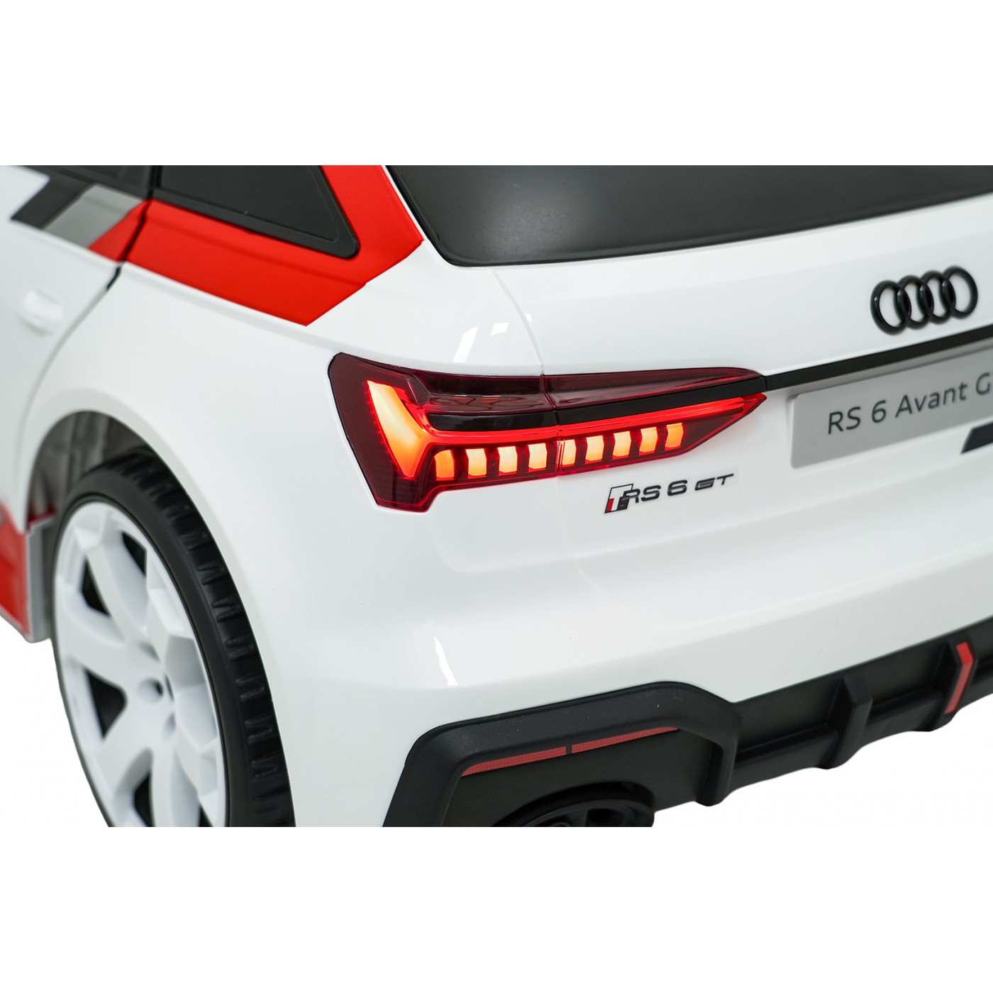 Vehicle Audi RS6 Avant GT White