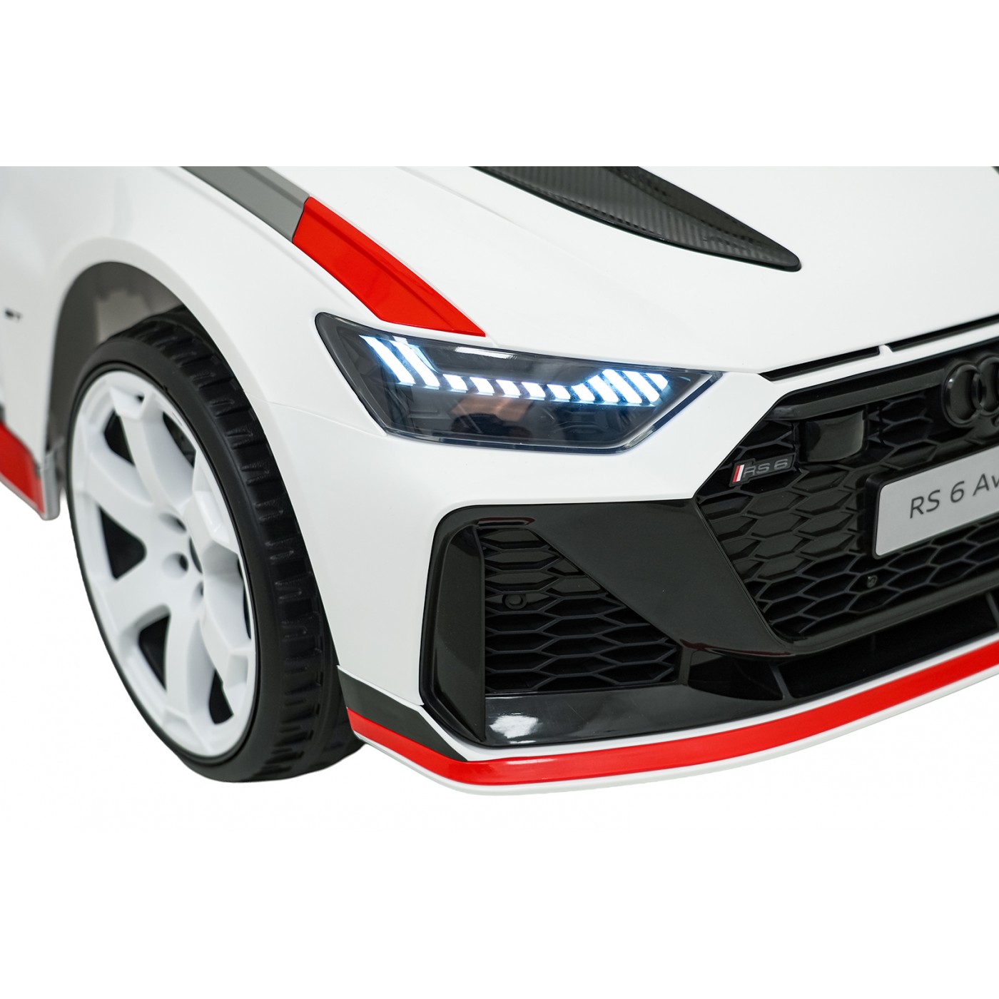 Vehicle Audi RS6 Avant GT White