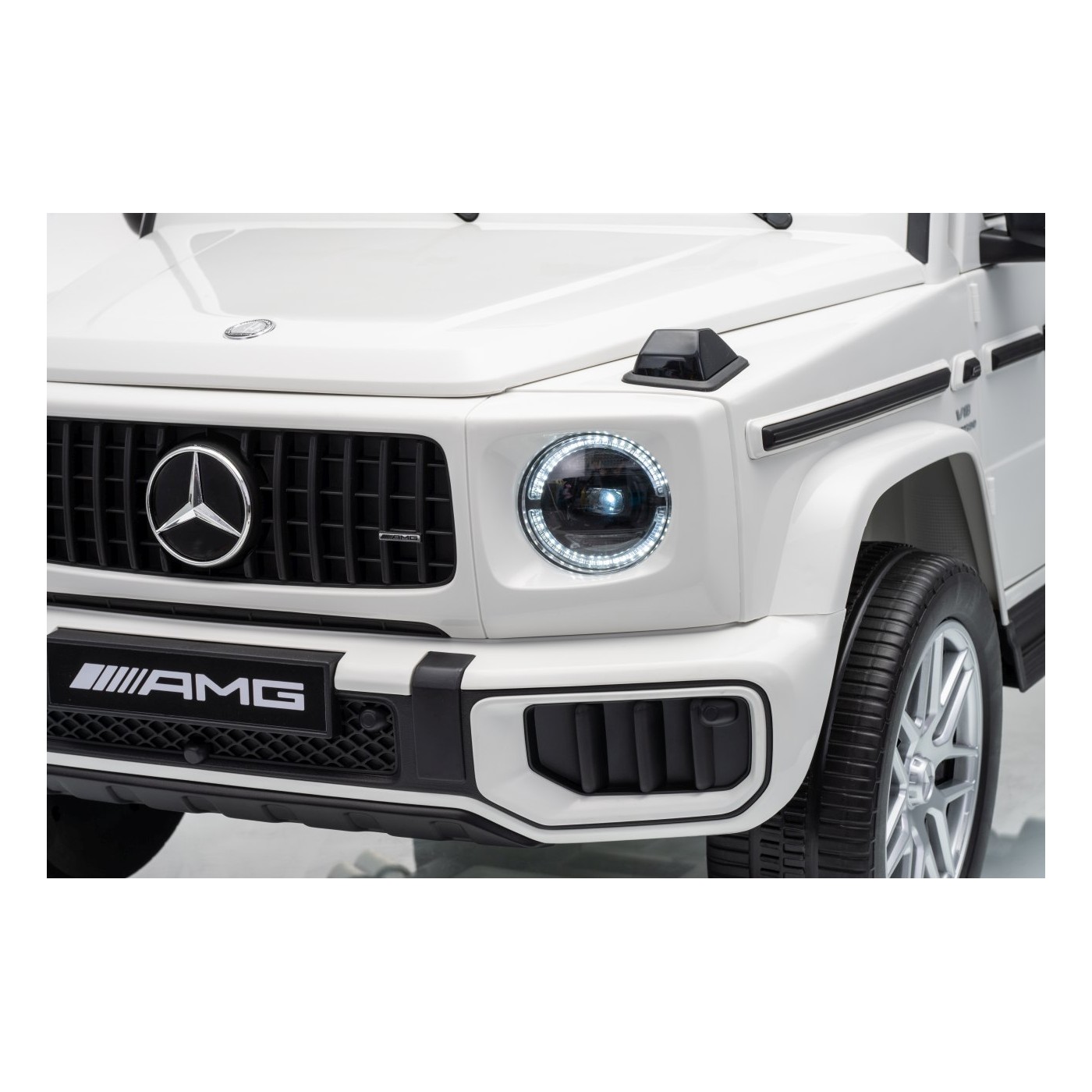 Mercedes G63 AMG White Vehicle