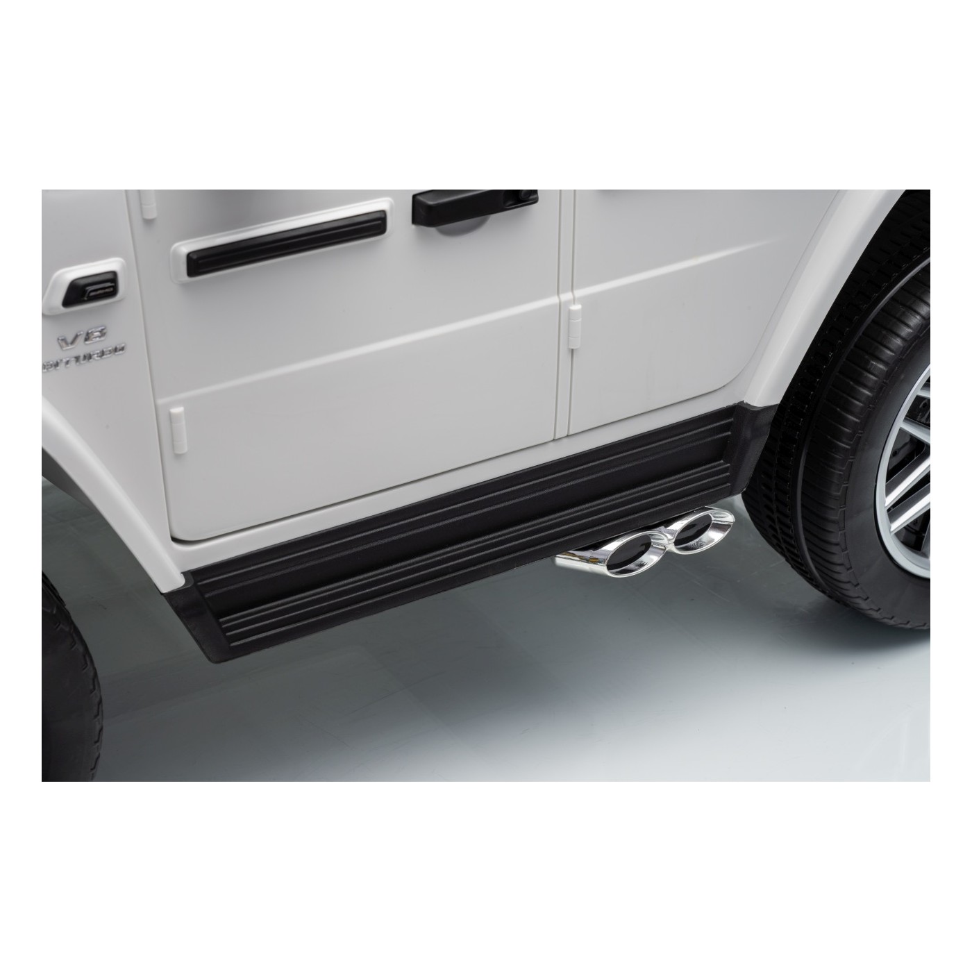 Mercedes G63 AMG White Vehicle