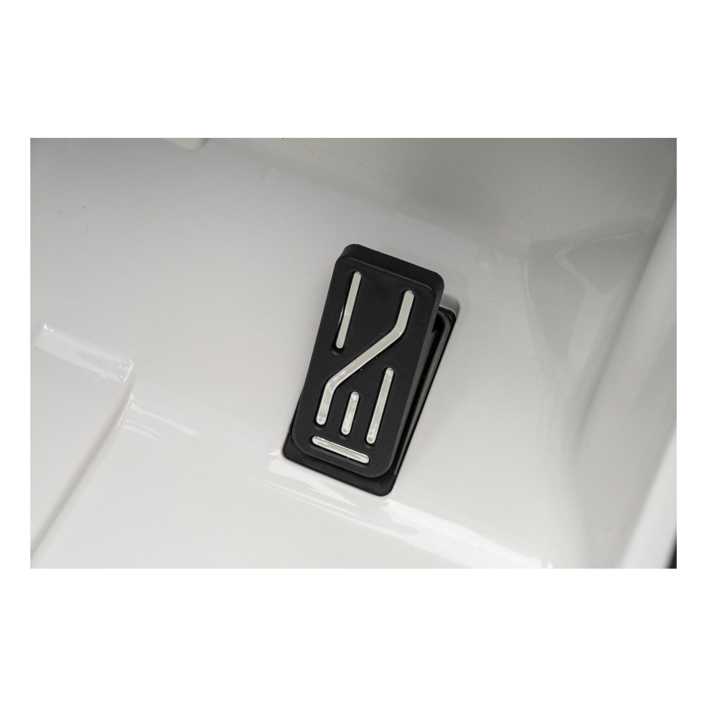 Mercedes G63 AMG White Vehicle