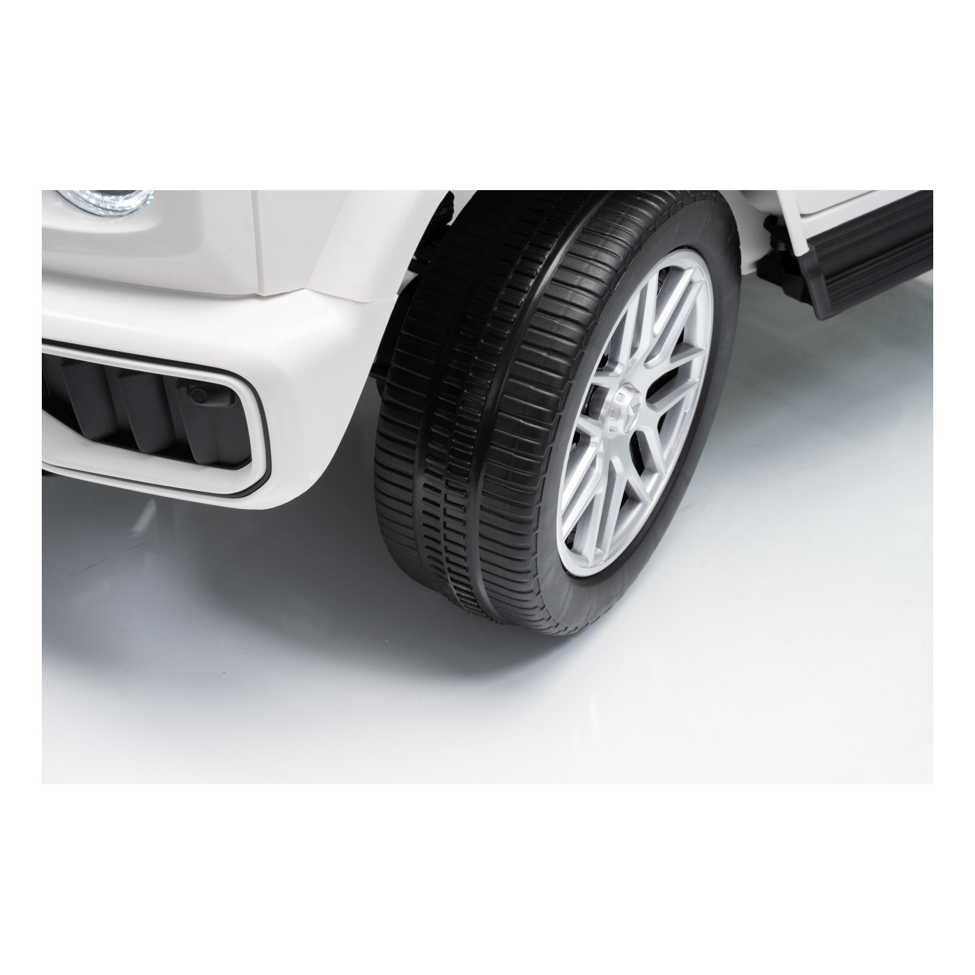 Mercedes G63 AMG White Vehicle