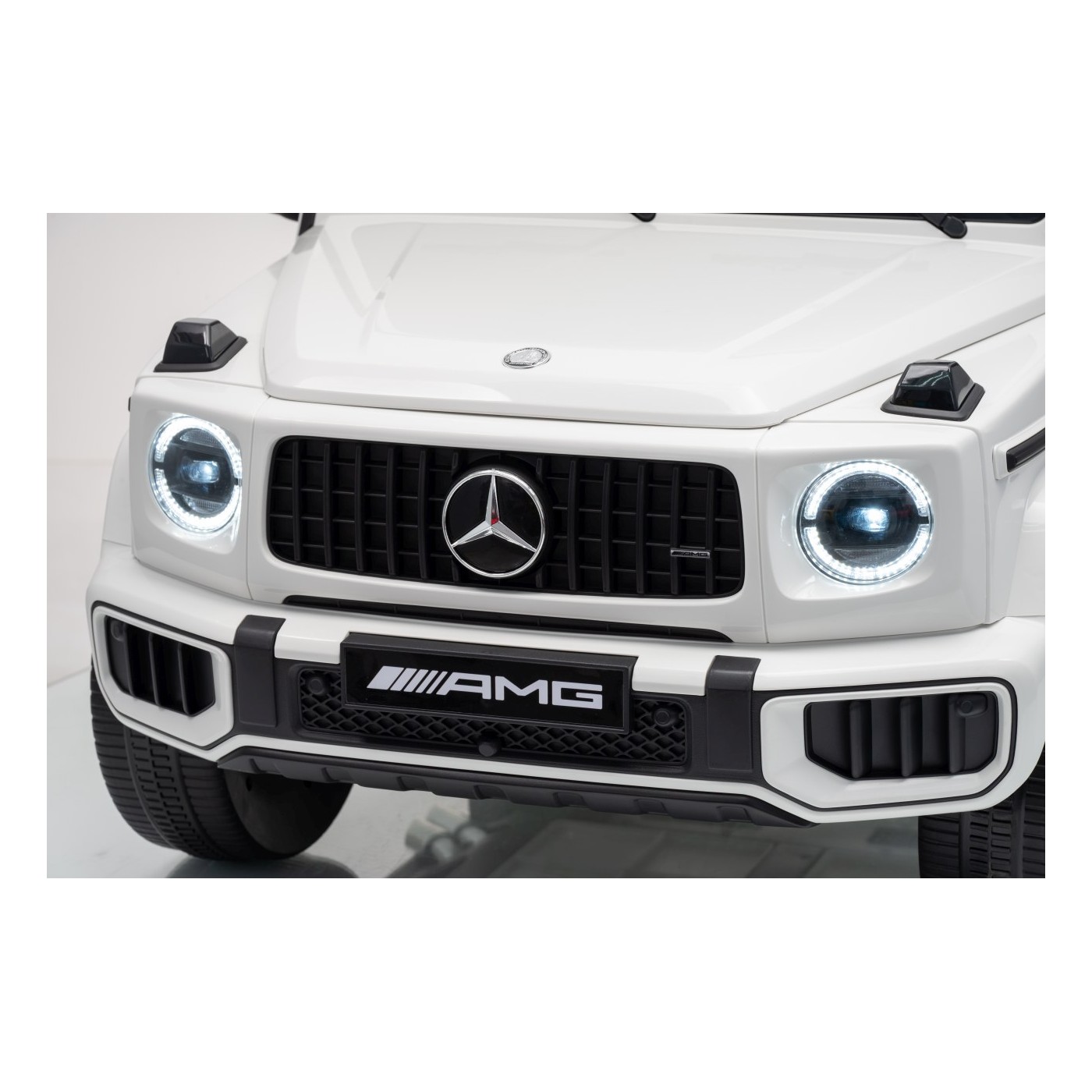 Mercedes G63 AMG White Vehicle